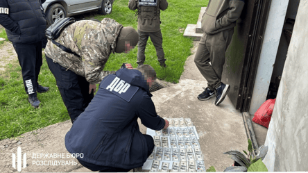 На Буковине задержали правоохранителя, который за деньги подвозил уклонистов к границе на своем авто - 285x160