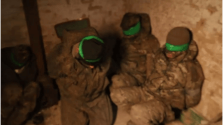 Ukrainian soldiers take 11 occupiers prisoner — video - 285x160