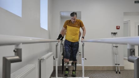 Первый в истории Украины пациент с вживленным в кость протезом начал ходить - 285x160
