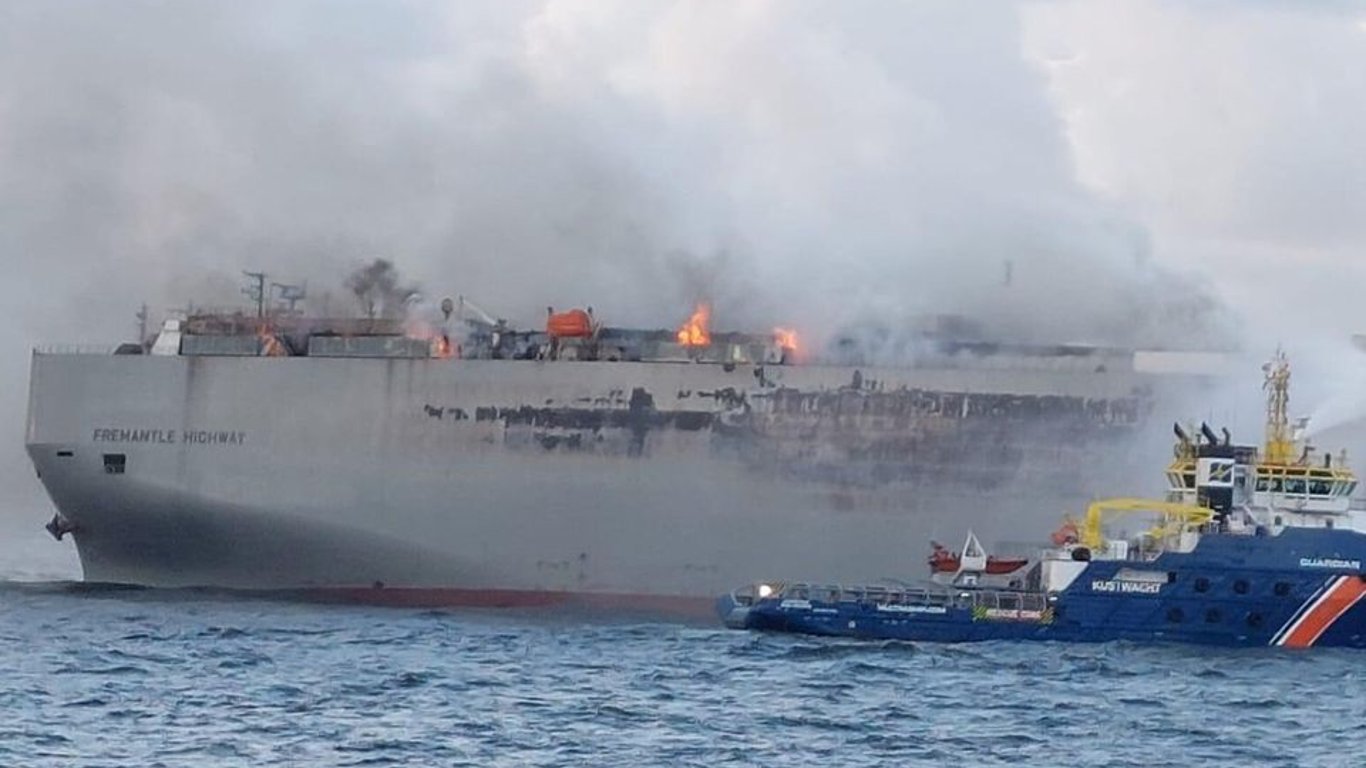В водах Нидерландов горел корабль с тысячами автомобилей на борту