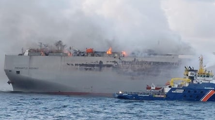 В водах Нидерландов горел корабль с тысячами автомобилей на борту - 285x160