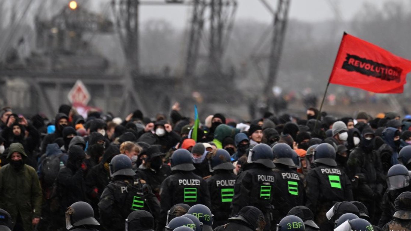 На протестах экоактивистов в Германии пострадали более 70 полицейских