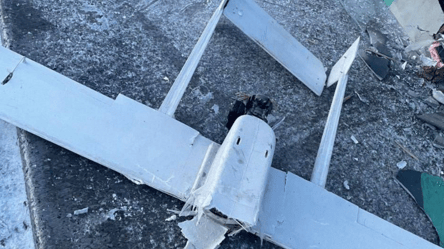 Дрон с "приветом от Ярика" и поврежденный самолет — последствия атаки на аэродром в РФ - 285x160