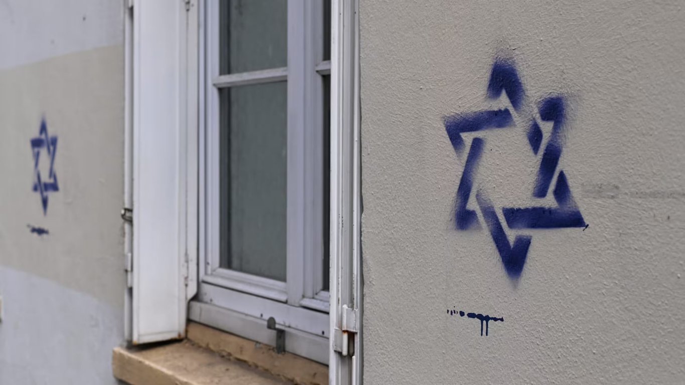 Росія може бути причетна до появи графіті зірок Давида у Парижі, — ЗМІ