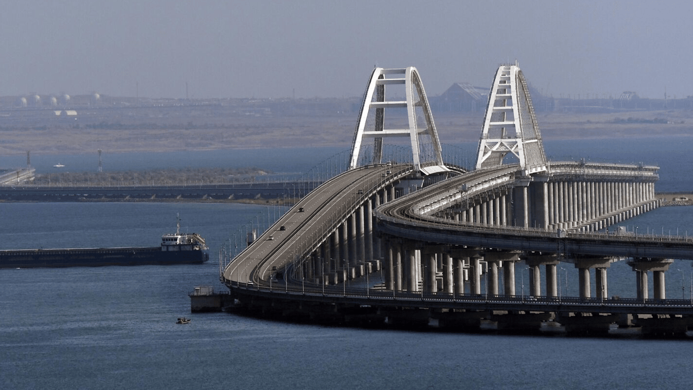 В РФ перекрыли движение автотранспорта по Керченскому мосту