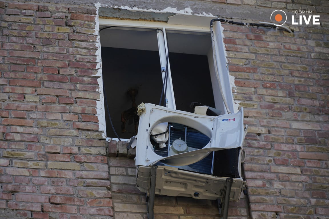 Фоторепортаж зі знищеного ракетою будинку у Києві на Сирці — яка його доля та що обіцяють мешканцям - фото 3