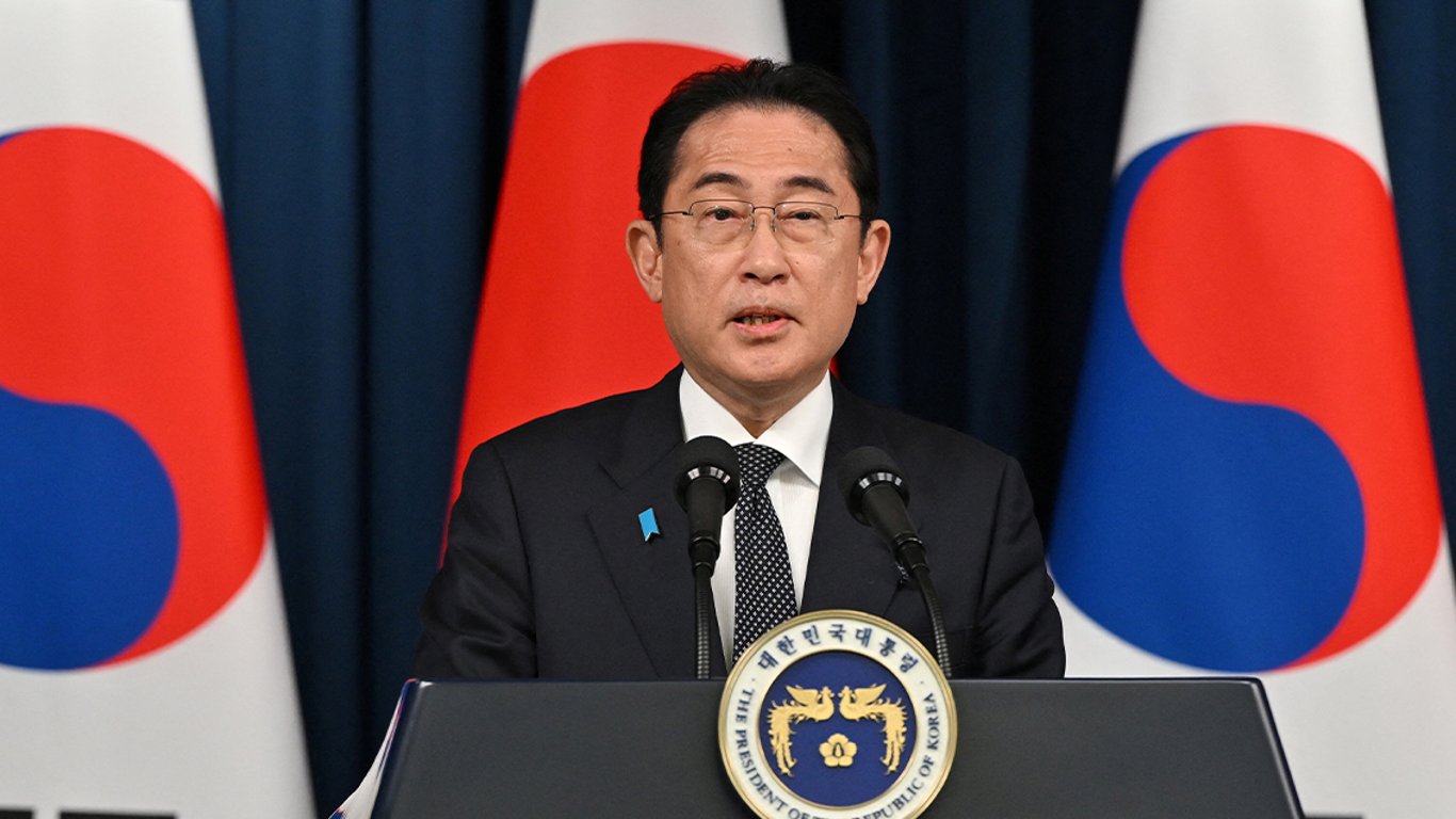 Прем'єр Японії звільнив сина через приватну вечірку в резиденції