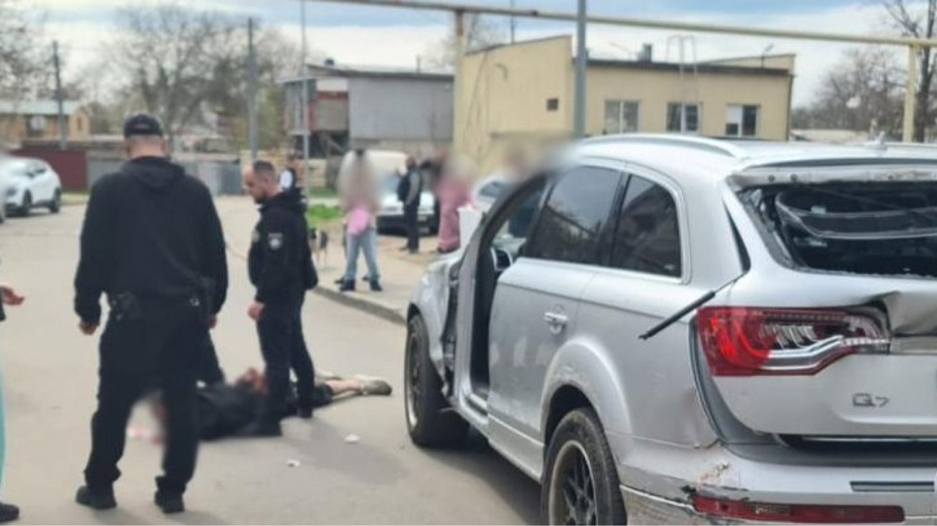 Озброєний напад на Одещині: викрадення авто та наїзд на людину