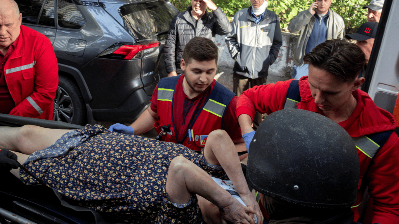 У Києві медикам швидкої доплачуватимуть за роботу в тривогу