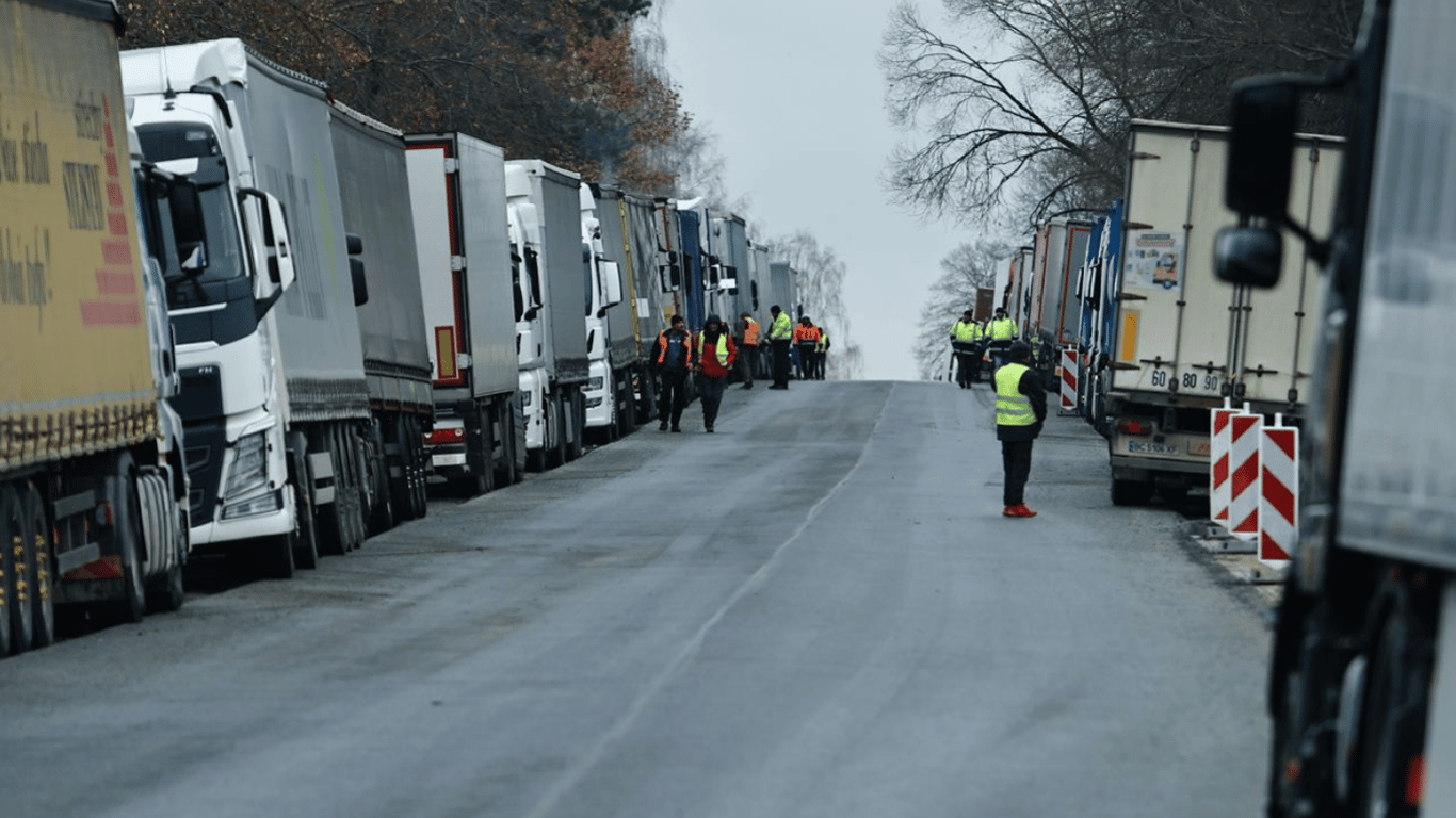 На кордоні зі Словаччиною почали частково пропускати вантажівки