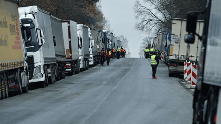 На границе со Словакией начали частично пропускать грузовики - 285x160