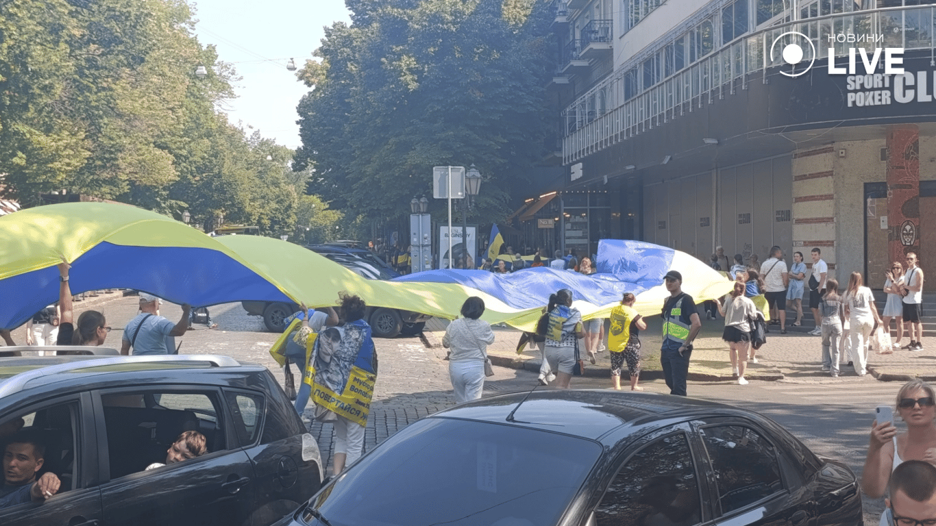 Державний прапор України пронесли Дерибасівською в Одесі