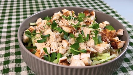 Салат с курицей и овощами: такой рецепт заменит ужин - 285x160