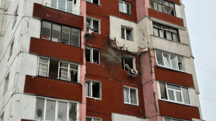 Росіяни атакували житловий будинок в Сумах — фото наслідків - 290x160
