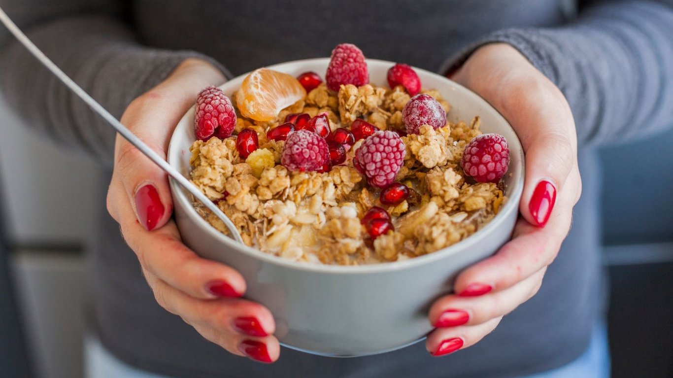 овсяная каша с фруктами и орехами