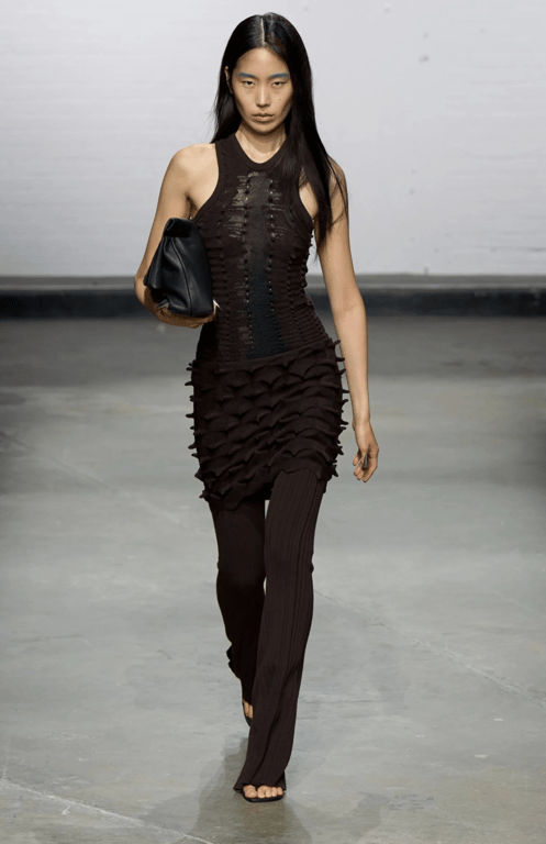 Knitted flared pants are a good choice for summer