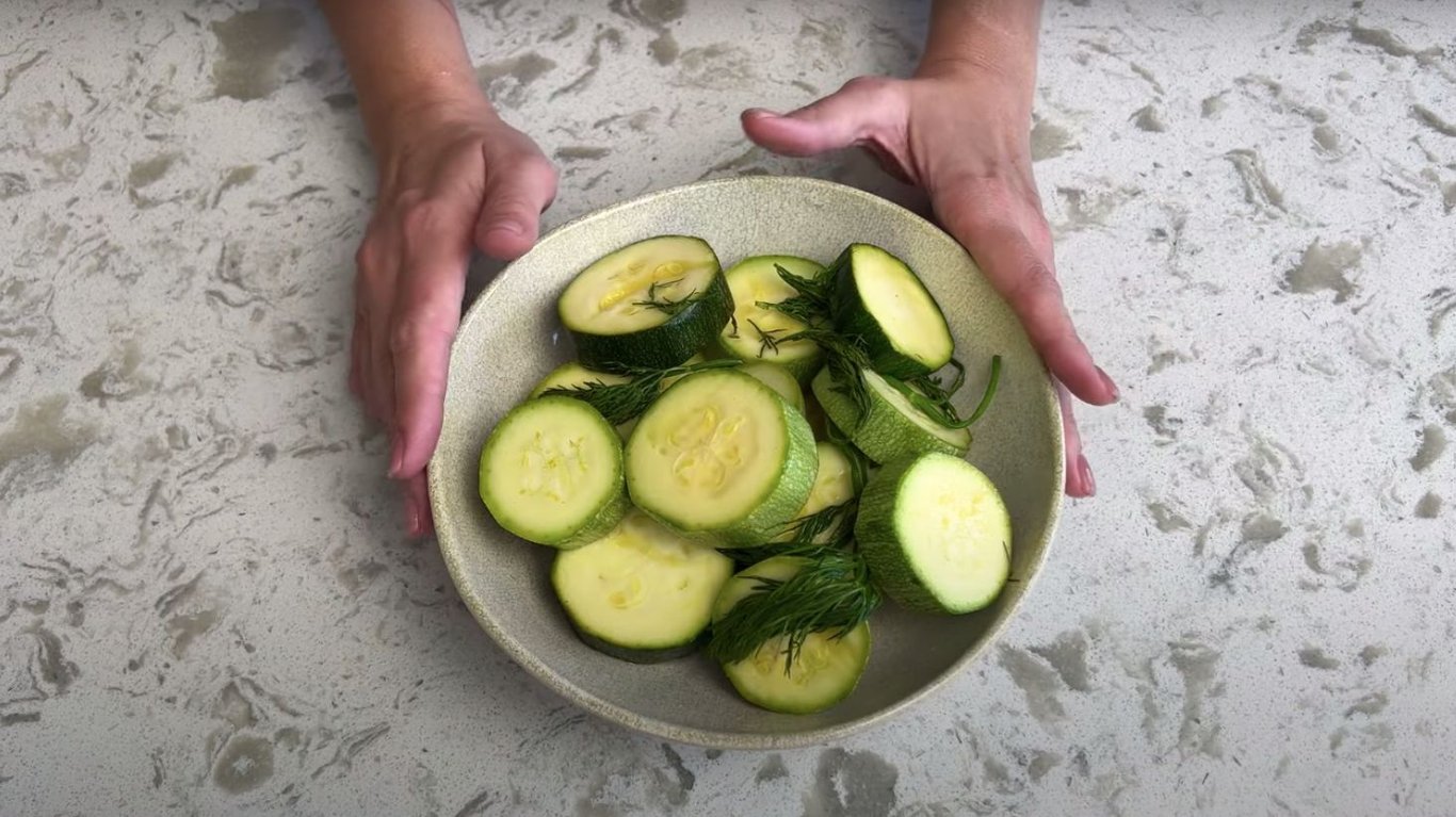швидкий рецепт маринованих кабачків в кетчупі 