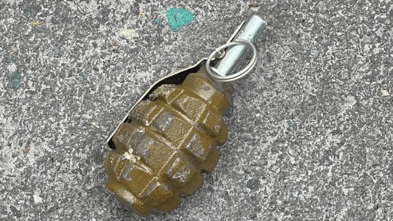У двох районах Києва місцеві знайшли снаряд та гранату