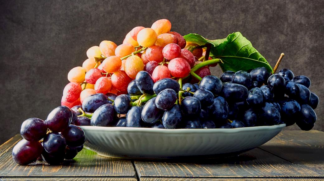 Зібраний врожай винограду в тарілці.