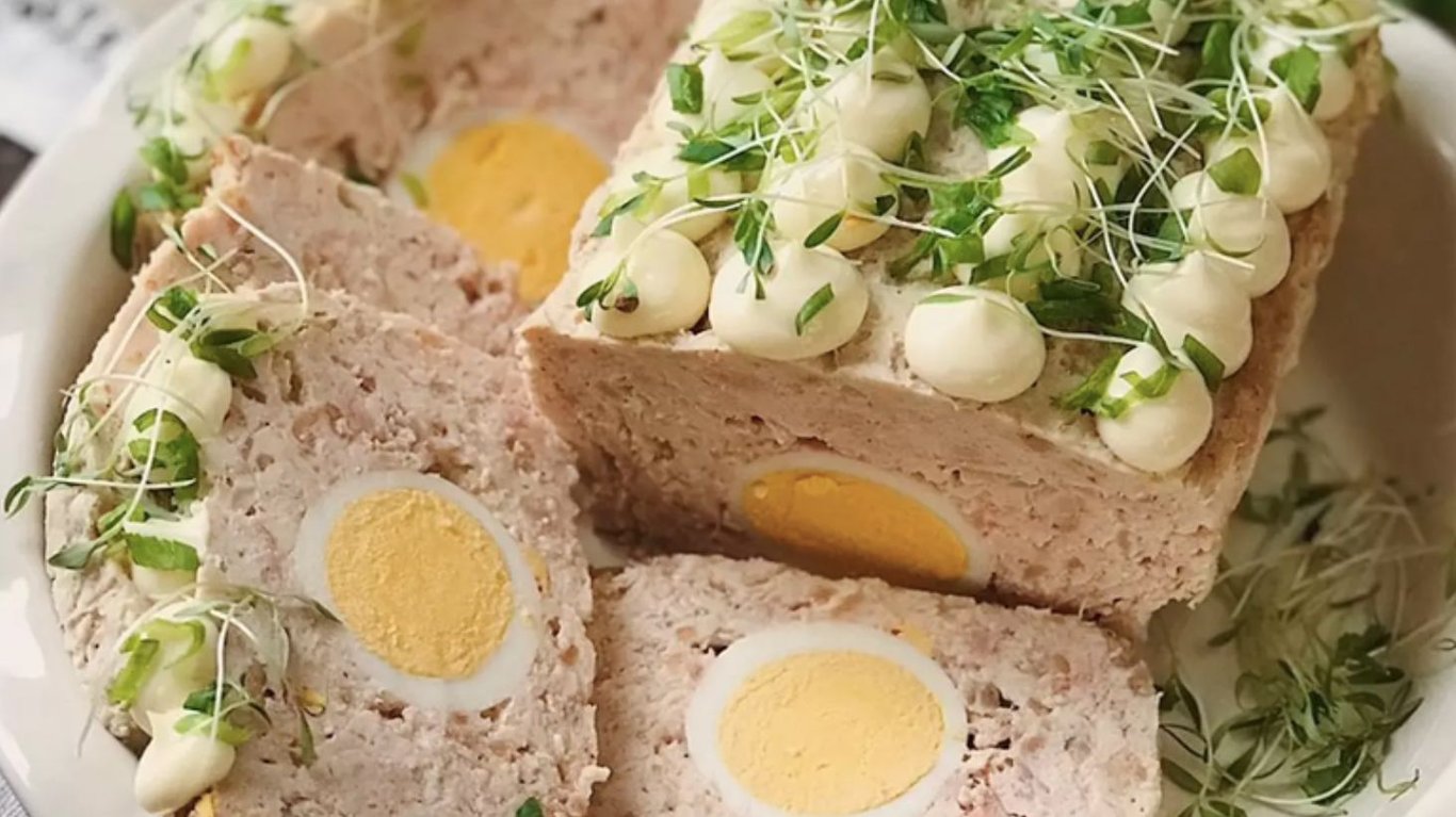 м'ясний рулет з курячого фаршу та яйцем всередині