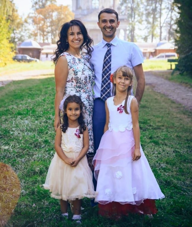 Тарас Стадницкий со своей женой и двумя дочерьми