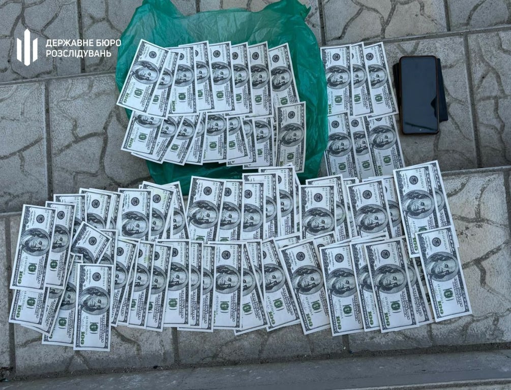 У Харкові на порозі ТЦК затримали торговця "білими" квитками - фото 2