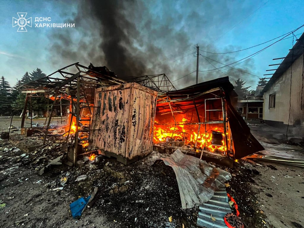 Пожежа на ринку у Великому Бурлуку після атаки російських дронів, Харківщина