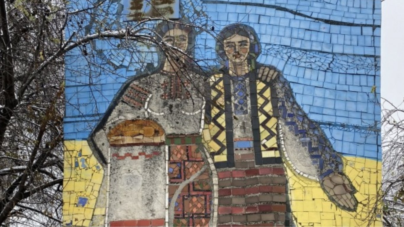 "Очередной случай вандализма": в Ровно власть раскритиковали за демонтаж советской стелы
