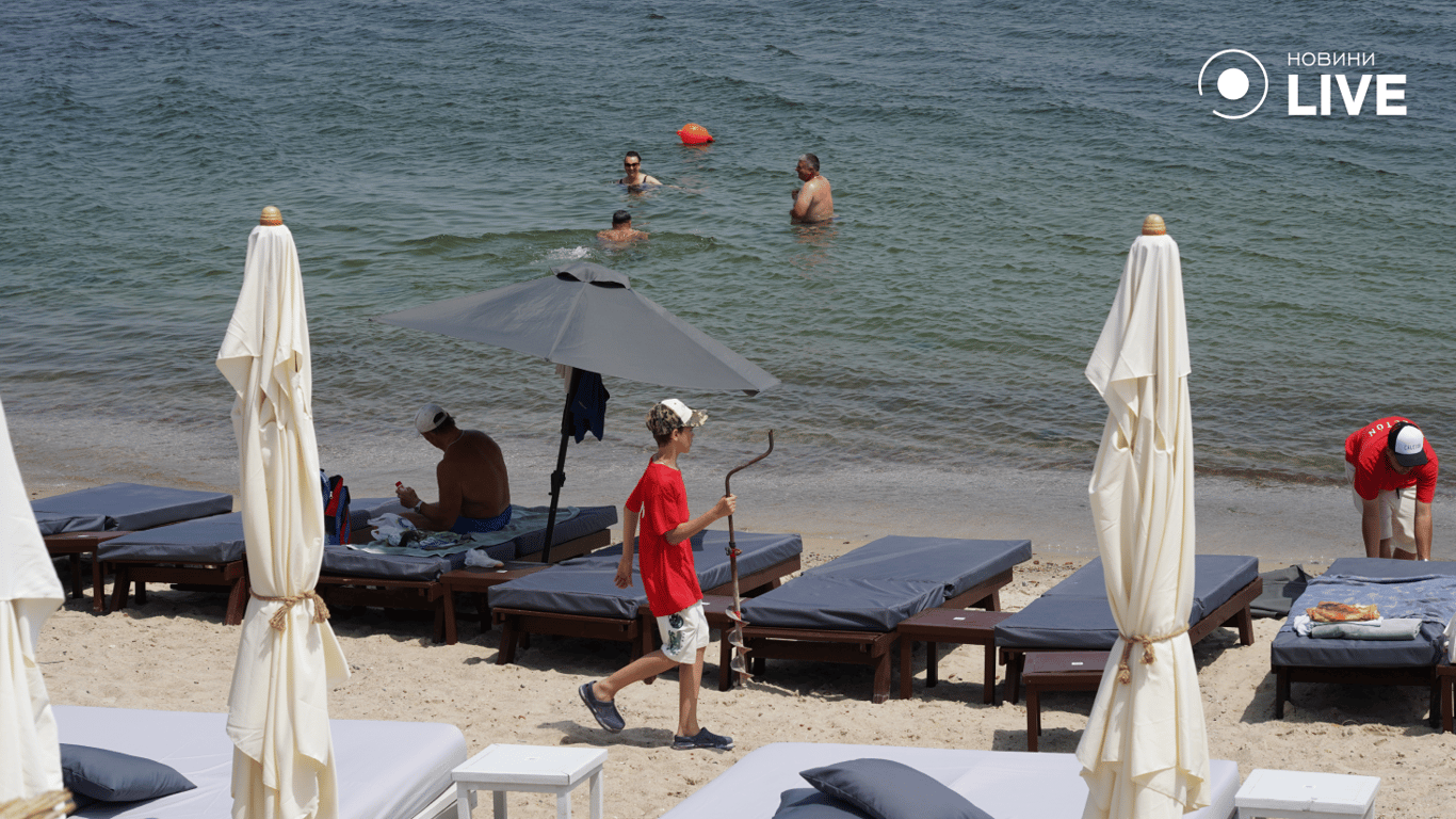 Люди відпочивають на узбережжі 
