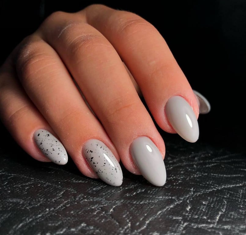 Стриманий дизайн манікюра в сірому кольорі має дорогий вигляд