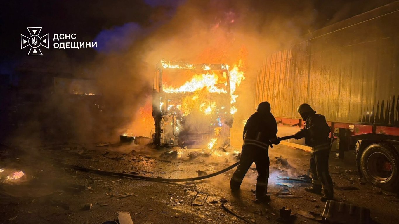 Рятувальники гасять вантажівку після атаки РФ на Одещину