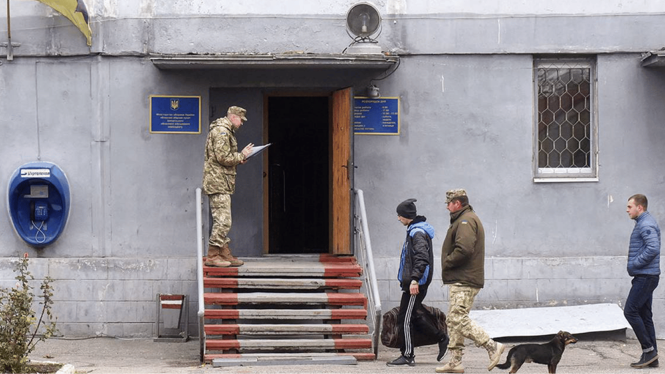 В Украине будут штрафовать мужчин-переселенцев, которые не стали на учет в ТЦК