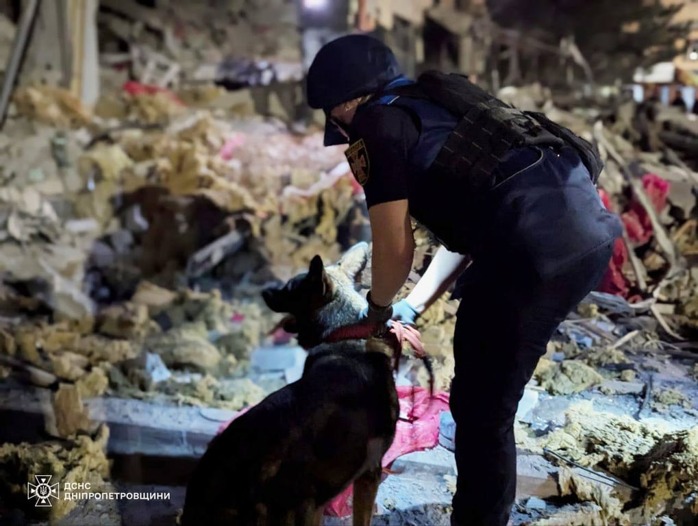 Ще дві людини можуть перебувати під завалами готелю в Кривому Розі