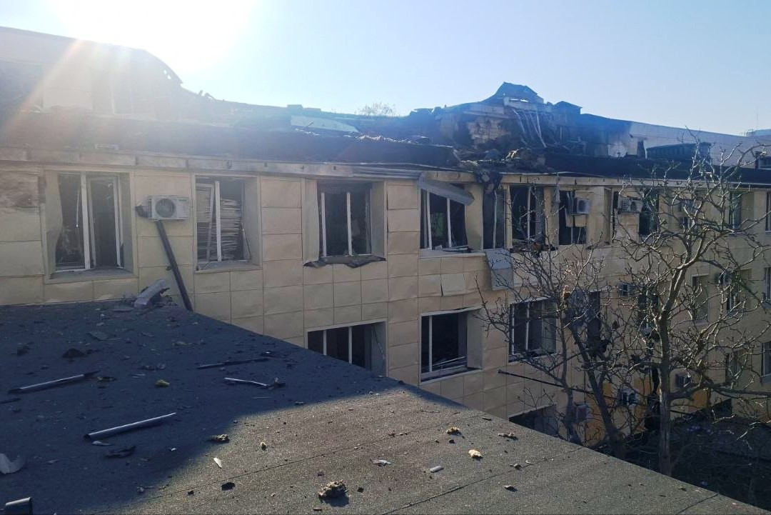 Пошкоджений дах медзакладу в Одесі