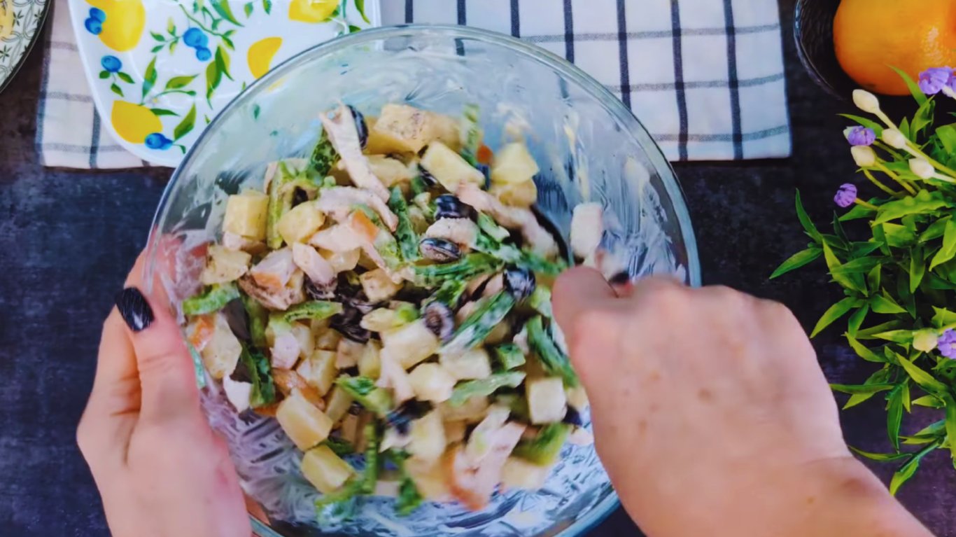 рецепт салату з копченою куркою та ананасами