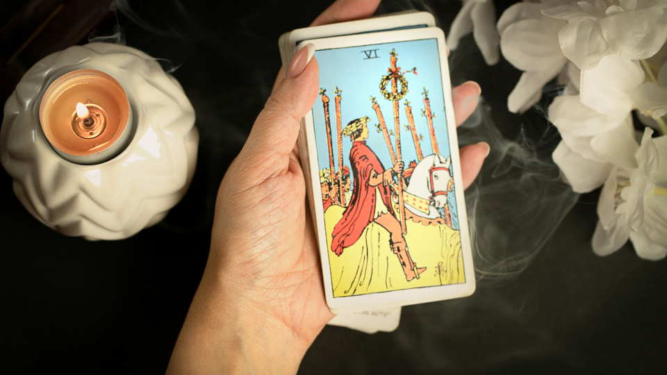 Головна карта Таро року для Близнюків — "Шістка Жезлів"