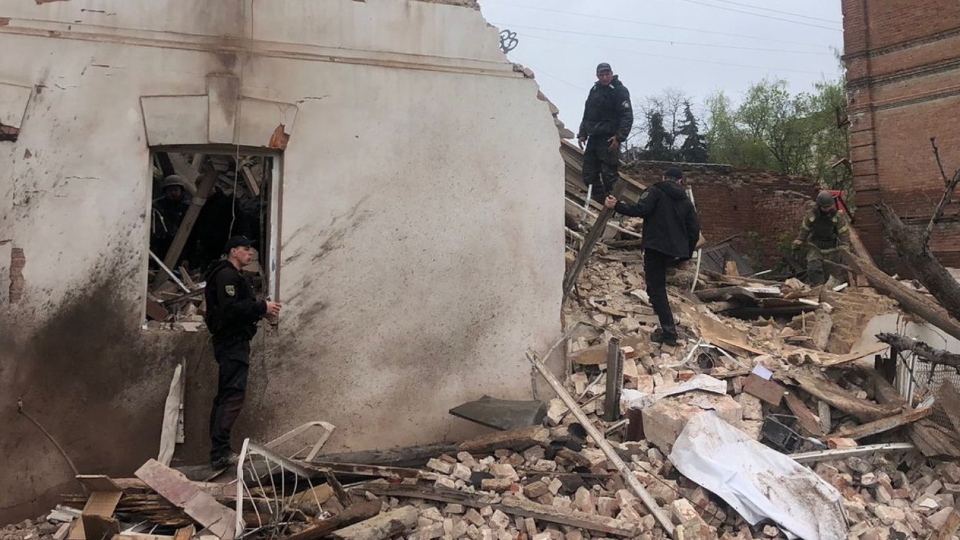 Удар по Купянску: из-под завалов извлекли тело погибшей, поисковые работы продолжаются