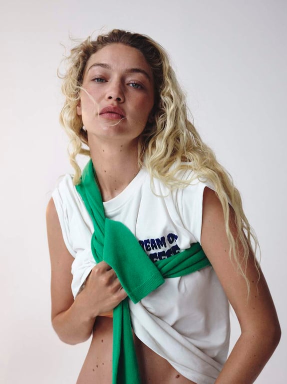 Супермодель Джіджі Хадід похизувалася підтягнутим пресом у модном глянці - фото 3