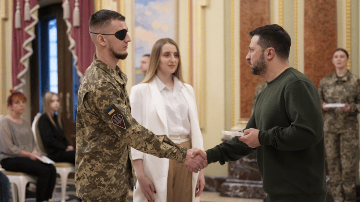 Зеленский вручил Героям Украины сертификаты на квартиры