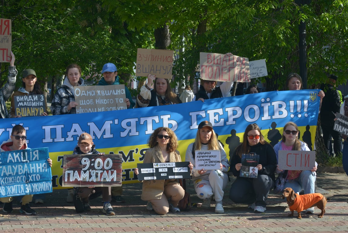 Хвилина тиші в Одесі — у центрі вшанували Героїв (фоторепортаж) - фото 6