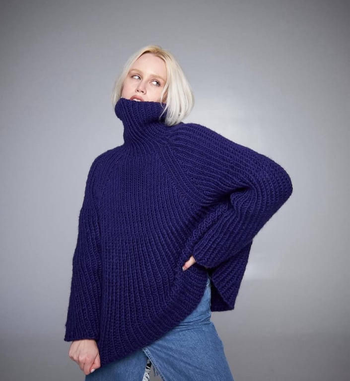 Светр з високим горлом буде мати стильний вигляд в 2025