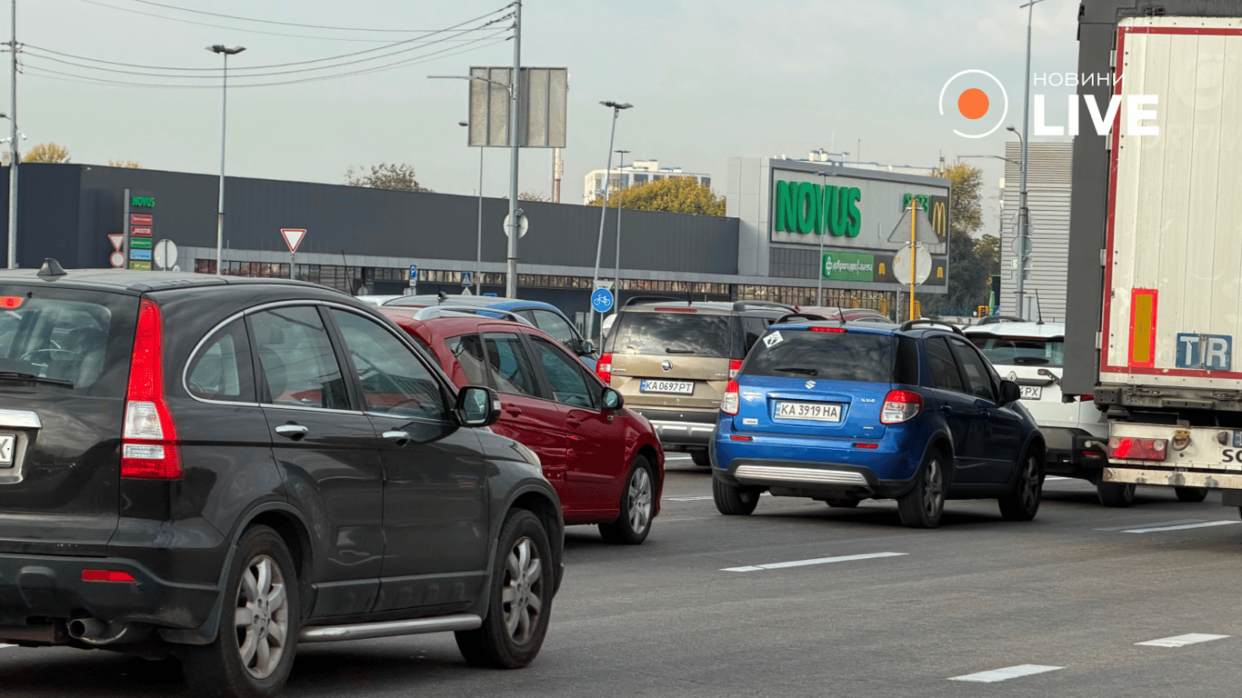 Автомобілі в заторах у Києві 5 жовтня