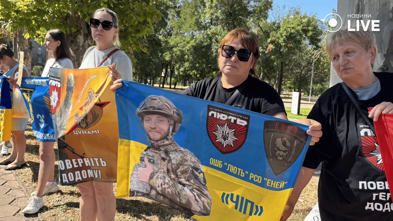 Рідні полонених вийшли на акцію в Одесі — фоторепортаж - фото 7