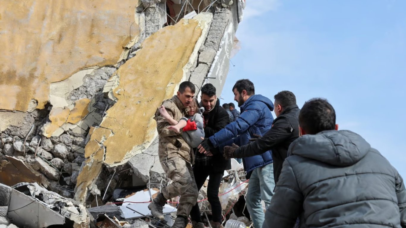 Землетрясение в Турции: в МИД сообщили о двух погибших украинцах