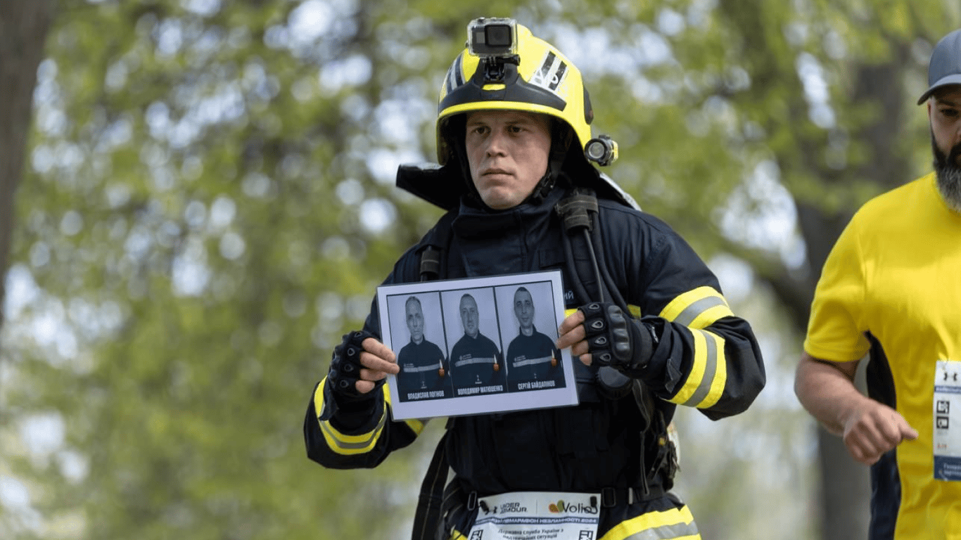 21 км у спорядженні — рятувальник присвятив свій забіг у Києві загиблим колегам із Харкова