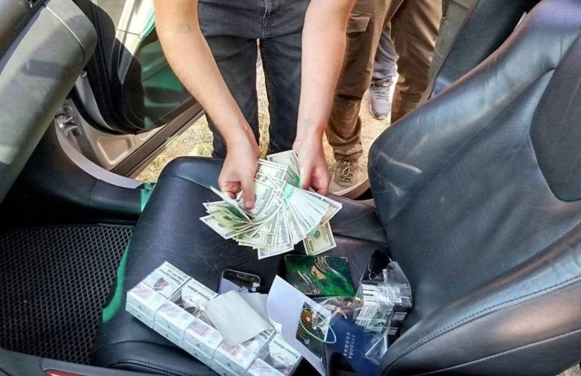 Чиновник ДМС хотел подкупить пограничника в Одесской области