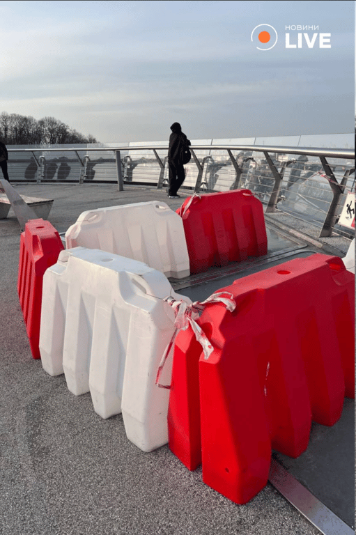 У Києві тріснула частина покриття на скляному мості — фото - фото 4