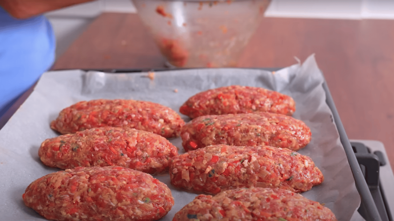 швидкий рецепт котлет з фаршу з овочами у духовці