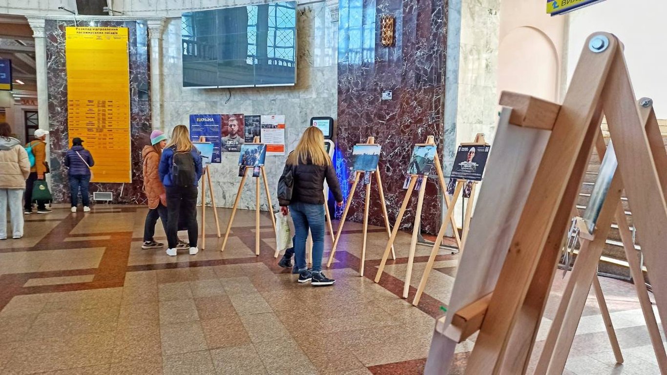 Истории героической борьбы: на вокзале Одессы открыли фотовыставку