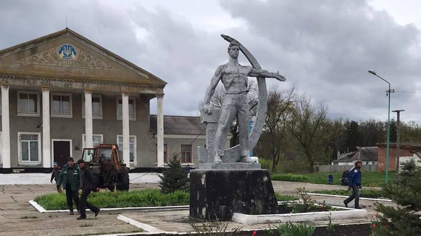На Харківщині знесли радянський пам‘ятник: що відомо